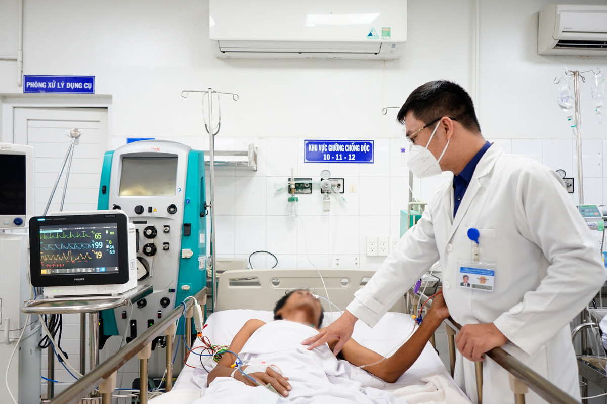 Uống nhầm cồn, người đàn ông hôn mê vì ngộ độc methanol Uong nham con, nguoi dan ong hon me vi ngo doc methanol