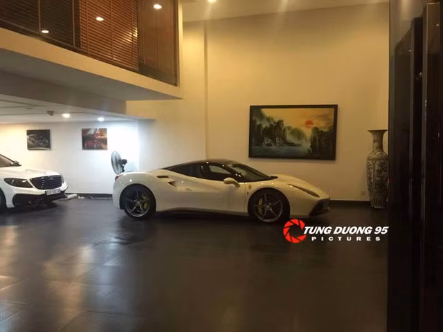 Trong khi đó, "siêu ngựa" Ferrari 488 của Cường Đôla được xem là chiếc xe thứ 2 có mặt tại Việt Nam.