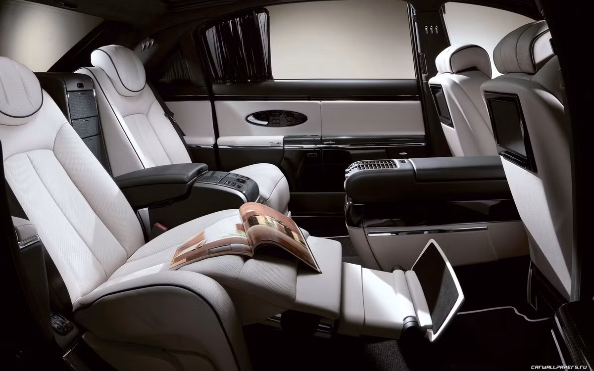 Xe thiết kế nhằm phục vụ chủ yếu cho khách ngồi phía sau với trang bị tiện nghi gồm tủ lạnh nhỏ, bộ ly mạ bạc cao cấp cùng hộc đựng rượu champagne, màn hình giải trí LCD lớn ở tựa đầu ghế trước, dàn âm thanh vòm Bose đi kèm 21 loa được bố trí xung quanh.