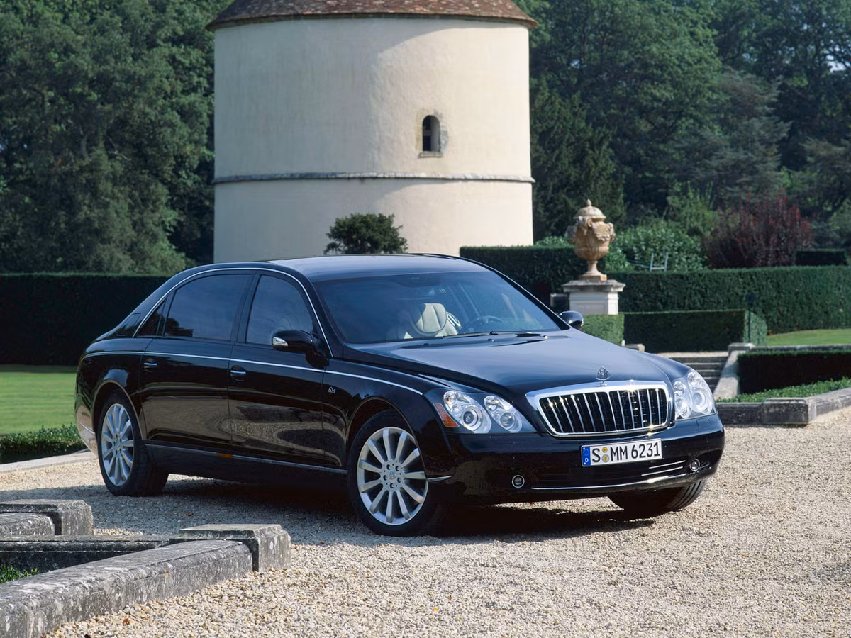 Điểm nổi bật của Mybach 62S chính là việc mẫu siêu xe hạng sang được trang bị thêm vách ngăn ở giữa hàng ghế trước và sau làm bằng chất liệu kính màu, tạo nên cảm giác riêng tư cho hành khách ngồi ở phía sau.