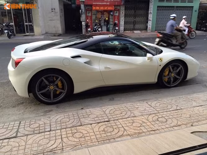 Ferrari 488 GTB được trang bị động cơ tăng áp kép V8, dung tích 3.9 lít, công suất 670 mã lực tại 8.000 vòng/phútvà mô-men xoắn cực đại 760 Nm tại 3.000 vòng phút. Ferrari 488 GTB có khả năng tăng tốc 0-100 km/h trong 3 giây và đạt vận tốc tối đa 330 km/h. Mức tiêu hao nhiên liệu được Ferrari công bố là 11,4 lít/100 km.