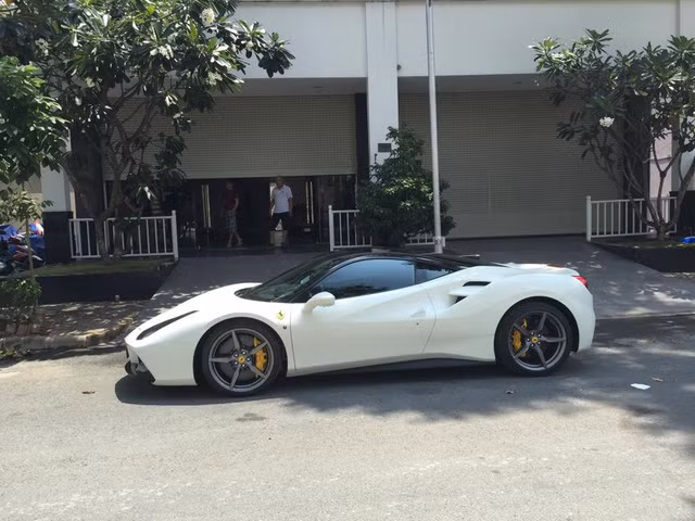 Ferrari 488 GTB là siêu xe thay thế mẫu 458 Italia. Siêu xe Ferrari 488 GTB màu trắng Bianco Avus của Cường Đô La là chiếc thứ 2 về tới Việt Nam và về cùng một ngày với một chiếc 488 GTB khác có màu đỏ Rosso Corsa.