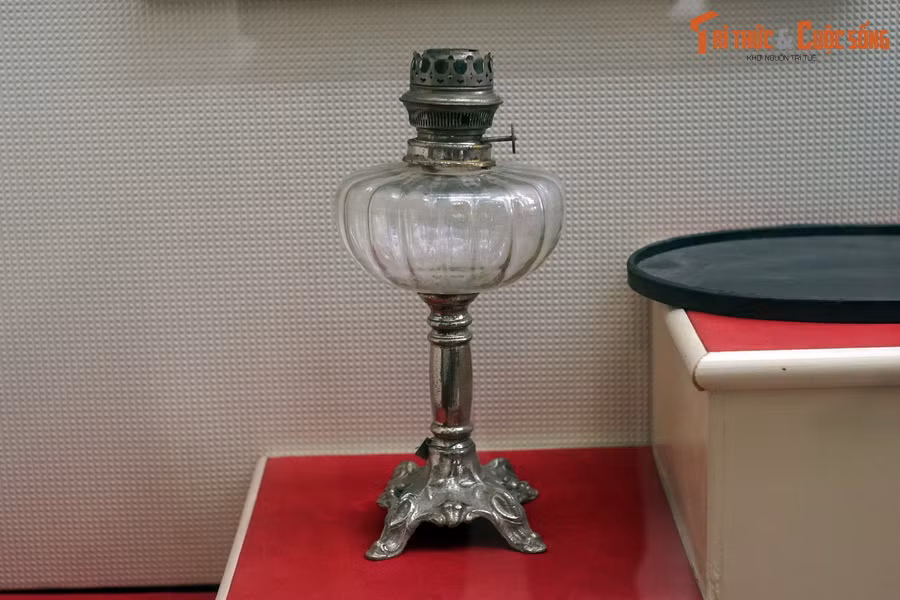 Đèn tọa đăng, Hội Việt Nam Thanh niên Cách mạng sử dụng trong cuộc họp của kỳ bộ Bắc Kỳ, quyết định chủ trương "Vô sản hóa" tại nhà của đồng chí Ngô Gia Tự ở huyện Từ Sơn, tỉnh Bắc Ninh tháng 9/1928.