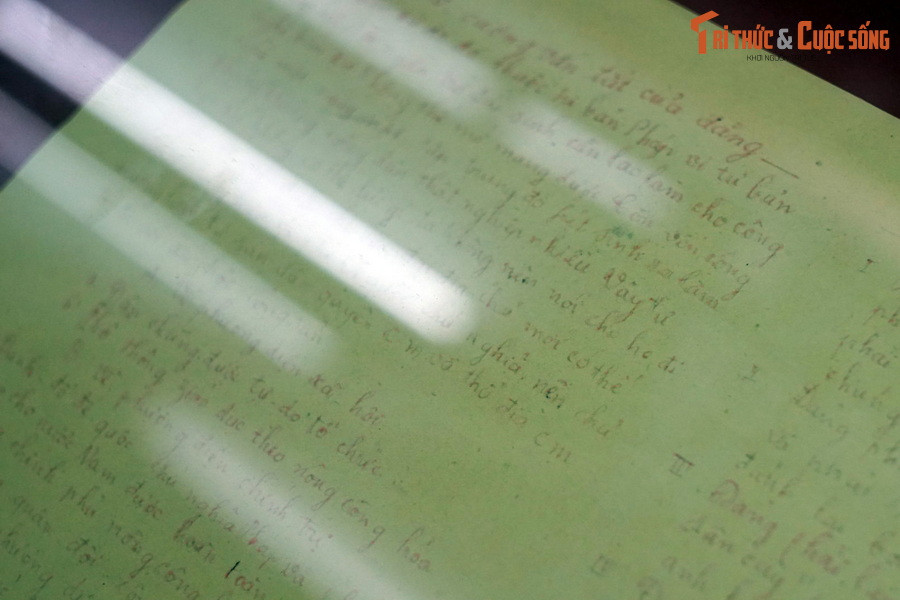 Bản thảo Chính cương, Sách lược vắn tắt của Đảng Cộng sản Việt Nam, do lãnh tụ Nguyễn Ái Quốc soạn thảo tháng 2/1930.