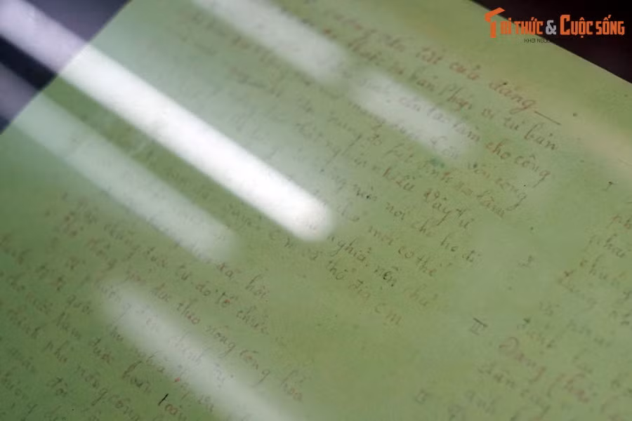 Bản thảo Chính cương, Sách lược vắn tắt của Đảng Cộng sản Việt Nam, do lãnh tụ Nguyễn Ái Quốc soạn thảo tháng 2/1930.