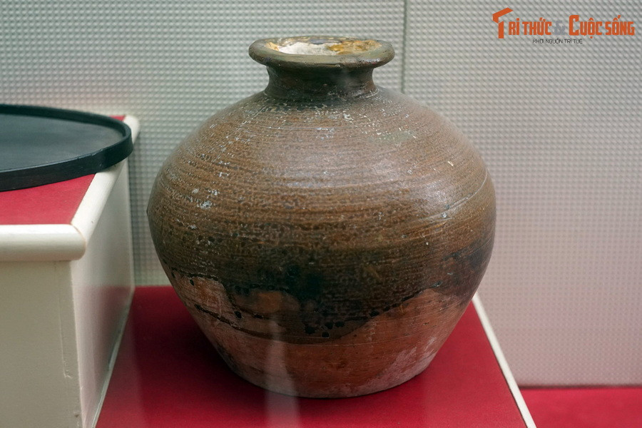 Hũ sành, ông Trần Quang Huyến dùng đựng tài liệu của Hội Việt Nam Thanh niên Cách mạng số 47 phố Trần Nhân Tông, Hà Nội trong những năm 1928-1929.