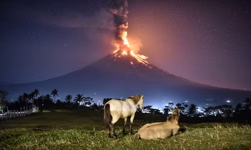 Cơn giận của đỉnh Mayon - Ảnh: PA Images