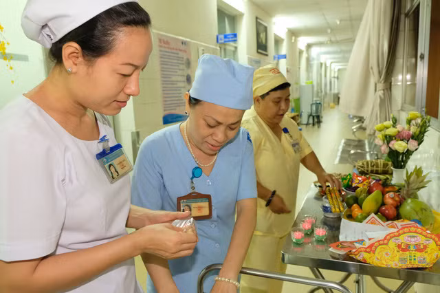 Bên hành lang phòng bệnh, các y bác sĩ cũng có những phút giây cùng nhau chuẩn bị mâm cỗ cho thời khắc giao thừa - Ảnh: VŨ THỦY