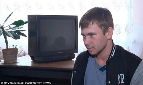 Nhờ thói quen hút thuốc lá nên Andrey có sẵn bật lửa trong túi.