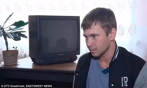 Nhờ thói quen hút thuốc lá nên Andrey có sẵn bật lửa trong túi.