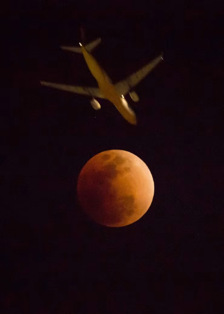 Mặt trăng nhìn từ Hong Kong - Ảnh Kin Cheung/AP