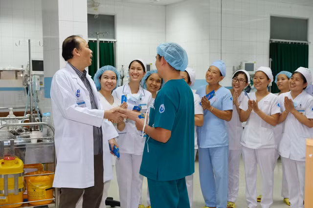 Cùng chúc nhau một ca trực bình an - Ảnh: VŨ THỦY