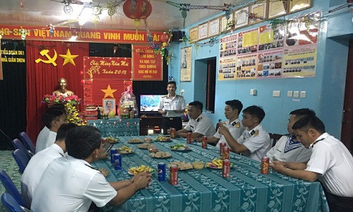 Cấp ủy Chỉ huy Nhà giàn Tư Chính đang đọc thư của Bộ tư lệnh Vùng 2 Hải quân chúc Tết cán bộ, chiến sĩ nhà giàn