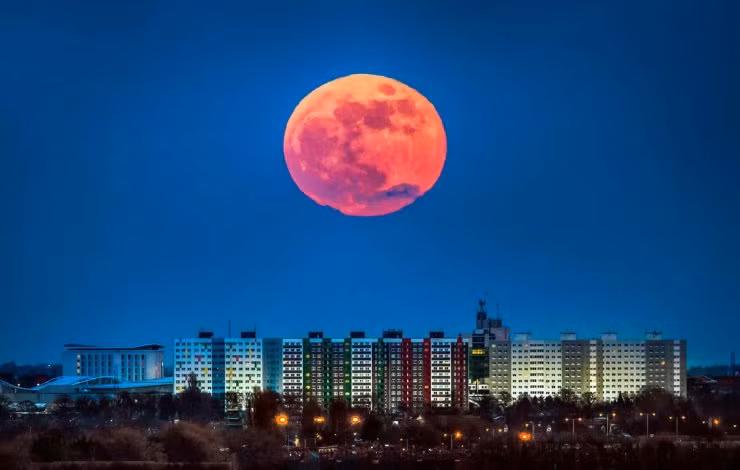Siêu trăng nhìn từ Hull, Mỹ - Ảnh Danny Lawson/PA