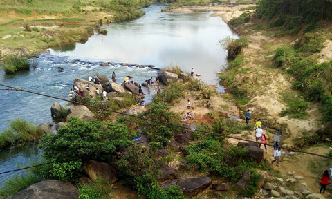 Người dân hiếu kỳ đi xem đá 'nở hoa'