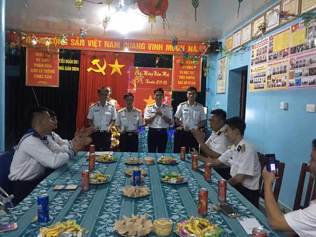 Cán bộ, chiến sĩ Nhà giàn Tư Chính hát giao lưu chào đón năm mới