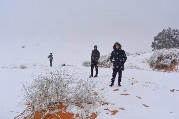 Người dân và các du khách phải sắm sửa quần áo ấm để chống chọi với điều kiện khắc nghiệt.