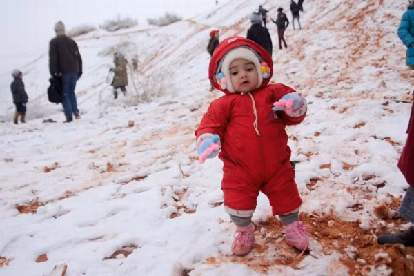 Tính ra, đây là lần thứ 2 trong năm tuyết phủ trắng sa mạc Sahara và là lần thứ 3 sa mạc này có tuyết rơi sau gần 40 năm phủ vàng Trái đất. Được biết, vào khoảng thời gian này trong năm, nhiệt độ trung bình ở thị trấn Ain Sefra là khoảng 6-12 độ C.