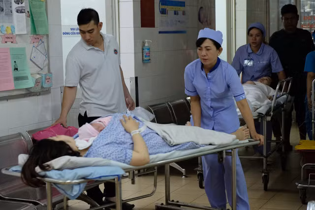 Hơn 300 y bác sĩ bệnh viện Từ Dũ vẫn miệt mài làm việc trong đêm giao thừa - Ảnh: VŨ THỦY