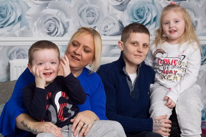 Gia đình của cô bé Tiammi. Nguồn ảnh: swns