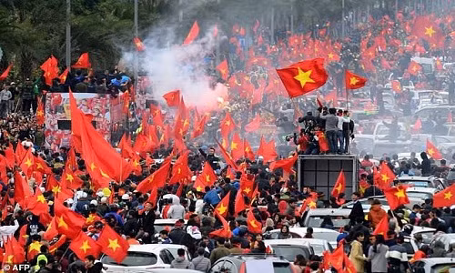 Hình ảnh đẹp rợp một màu cờ đỏ sao vàng cùng tình yêu cháy bỏng của người Việt Nam xuất hiện trên các phương tiện truyền thông quốc tế