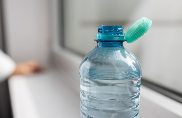 "Nắp chai nước không thể tháo rời hoàn toàn khỏi nhai nước bằng nhựa", một du khách cho hay. Ảnh: GI.