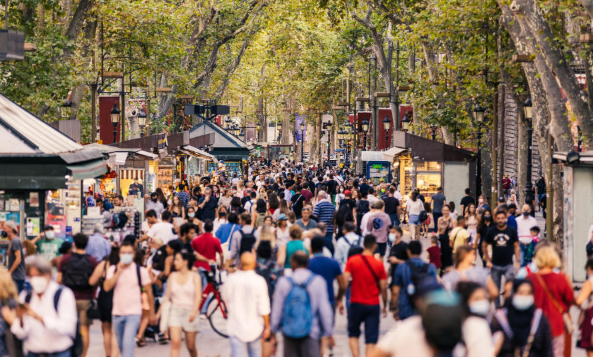 Người dân ở Châu Âu đi bộ nhiều. Đường phố có những khu vực dành riêng cho người đi bộ. Ảnh: GI.