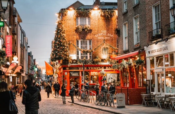 Nhiều quán rượu có tuổi đời hơn 250 năm. Ảnh: GI.