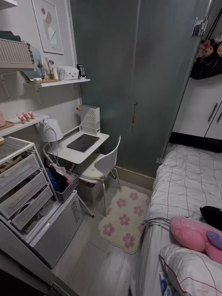 Được biết, trước khi chuyển tới phòng trọ siêu nhỏ này, Lydia đã phải cho đi nhiều đồ đạc cá nhân. Ảnh: SWNS.