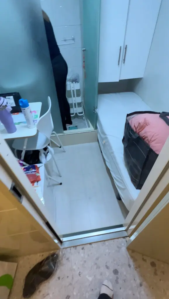 Sau khi tốt nghiệp, cô chuyển tới một căn phòng chỉ rộng khoảng 7 m2, còn được gọi là goshiwon, bao gồm một giường đơn, một bàn, ghế, kệ, một tủ lạnh nhỏ và một phòng tắm/vệ sinh. Ảnh: SWNS.