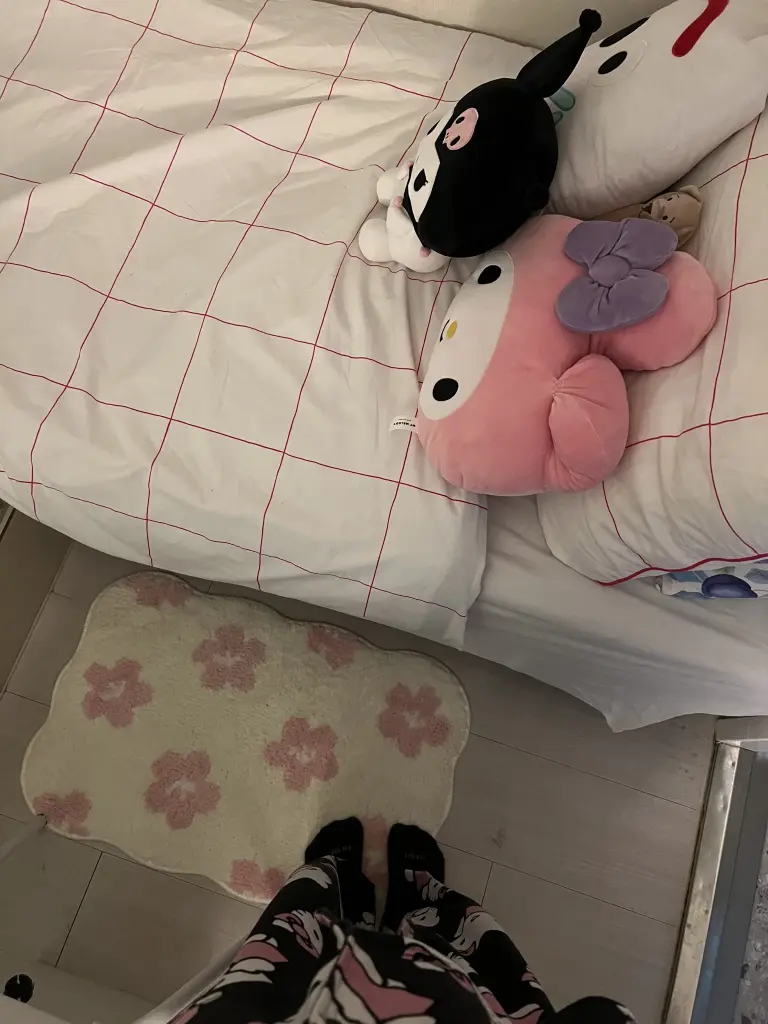 "Tôi chưa bao giờ coi mình là người theo chủ nghĩa tối giản, nhưng lối sống này khiến tôi trở thành người theo chủ nghĩa tối giản một cách mặc định. Và thật ngạc nhiên là tôi lại thích nó", Lydia nói thêm. Ảnh: SWNS.