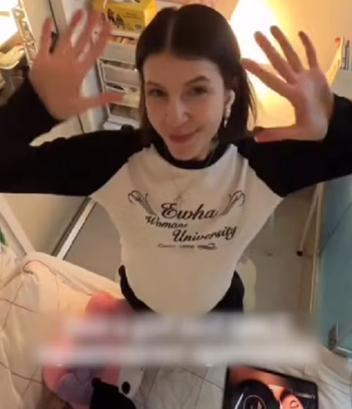 Dù không gian nhỏ hẹp, Lydia cho biết cô thấy lối sống tối giản rất thoải mái. Ảnh: Instagram.