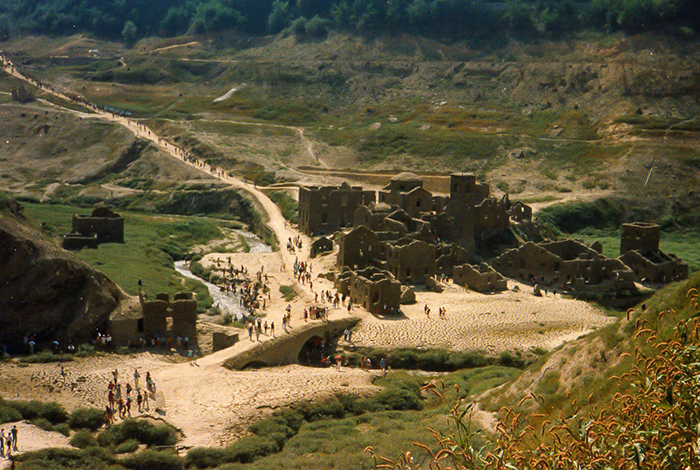 Trong đó, vào các năm 1958, 1974, 1983 và 1994, hồ Vagli đã được rút cạn nước để bảo trì đập, khiến ngôi làng "lộ thiên".