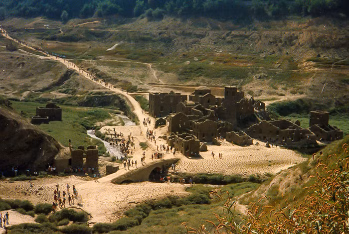 Trong đó, vào các năm 1958, 1974, 1983 và 1994, hồ Vagli đã được rút cạn nước để bảo trì đập, khiến ngôi làng "lộ thiên".