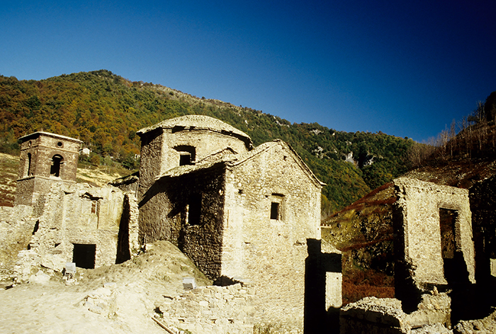 Thỉnh thoảng, khi hồ cạn nước, ngôi làng thời Trung cổ này lại "tái xuất".