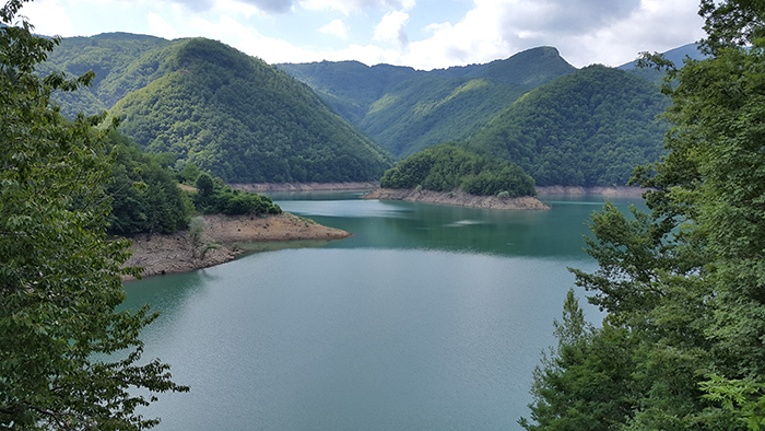Tuy nhiên, Fabbriche di Careggine trở thành ngôi làng "ma" từ năm 1947 do bị bỏ hoang khi một con đập được xây dựng trên sông Edron địa phương và ngôi làng bị ngập do nước từ hồ Vagli nhân tạo.
