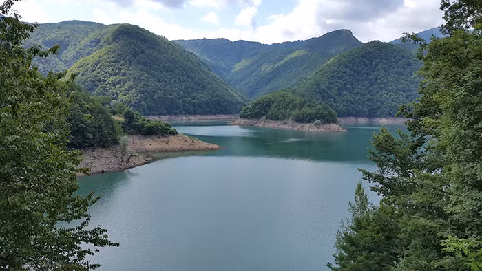 Tuy nhiên, Fabbriche di Careggine trở thành ngôi làng "ma" từ năm 1947 do bị bỏ hoang khi một con đập được xây dựng trên sông Edron địa phương và ngôi làng bị ngập do nước từ hồ Vagli nhân tạo.
