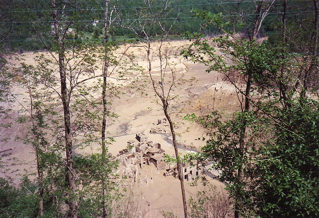Khi nước trong hồ đã cạn, ngôi làng thời Trung cổ xuất hiện với những ngôi nhà đá, nhà thờ San Teodoro và tháp chuông đổ nát,...