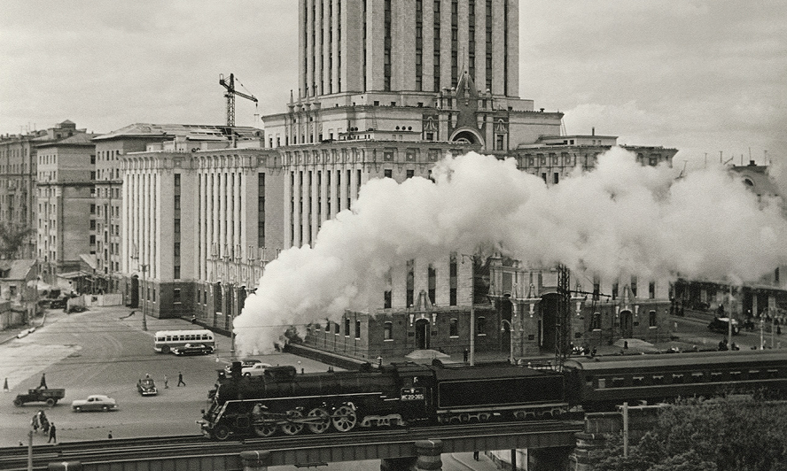 Đoàn tàu đi qua một tòa nhà cao tầng ở Moscow năm 1968.