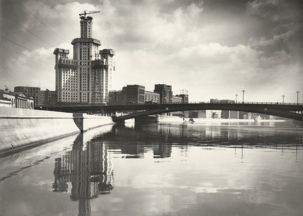 Những tòa nhà cao tầng được xây dựng trên bờ kè Kotelnicheskaya năm 1951.