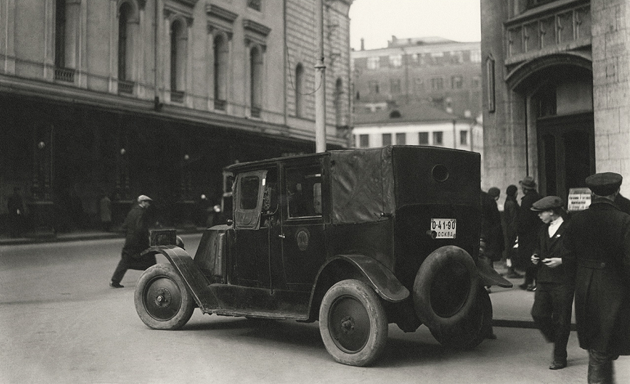 Những bức ảnh của Naum Granovsky phần nào cho thấy sự thay đổi diện mạo nhanh chóng của thủ đô Moscow theo thời gian. Ảnh: Một trong những chiếc taxi Renault đầu tiên ở Moscow đỗ cạnh tòa nhà 'Mostorg' năm 1926. (Nguồn ảnh: Gateway to Russia)