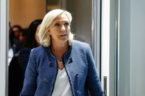 Bà Le Pen gia nhập Đảng Tập hợp Quốc gia vào năm 1986 và được bầu làm ủy viên hội đồng khu vực. Ảnh: Reuters.