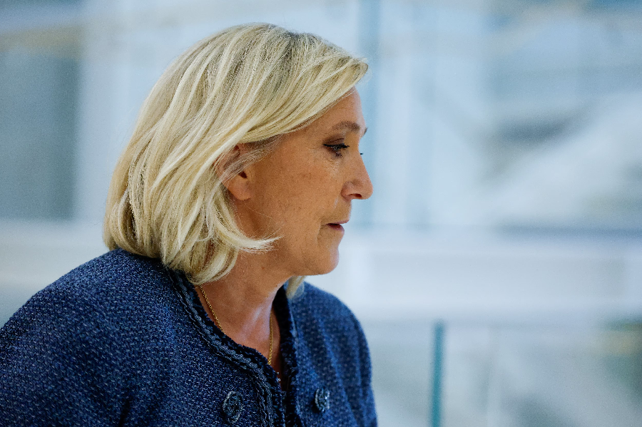 Tuy nhiên, vào ngày 31/3/2025 vừa qua, một tòa án tại Paris đã kết án bà Marine Le Pen 4 năm tù vì tội biển thủ công quỹ của Nghị viện Châu Âu, trong đó có 2 năm tù án treo và 2 năm quản thúc tại gia. Ảnh: Reuters.