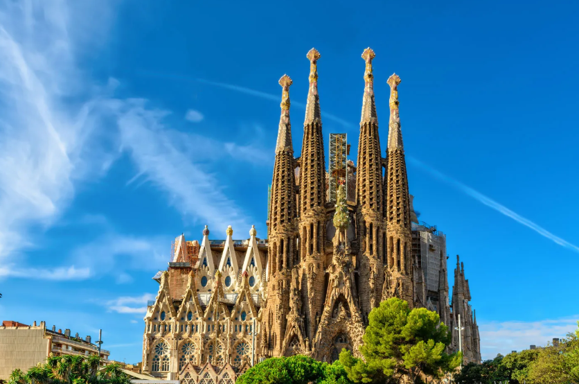 Nhà thờ La Sagrada Familia ở Tây Ban Nha đã được xây dựng trong hơn 100 năm và vẫn chưa hoàn thành. Nằm ở trung tâm Barcelona, nhà thờ này bắt đầu được xây dựng vào năm 1882 và sau nhiều lần trì hoãn, công trình dự kiến được hoàn thành vào năm 2026. Ảnh: Britannica. 