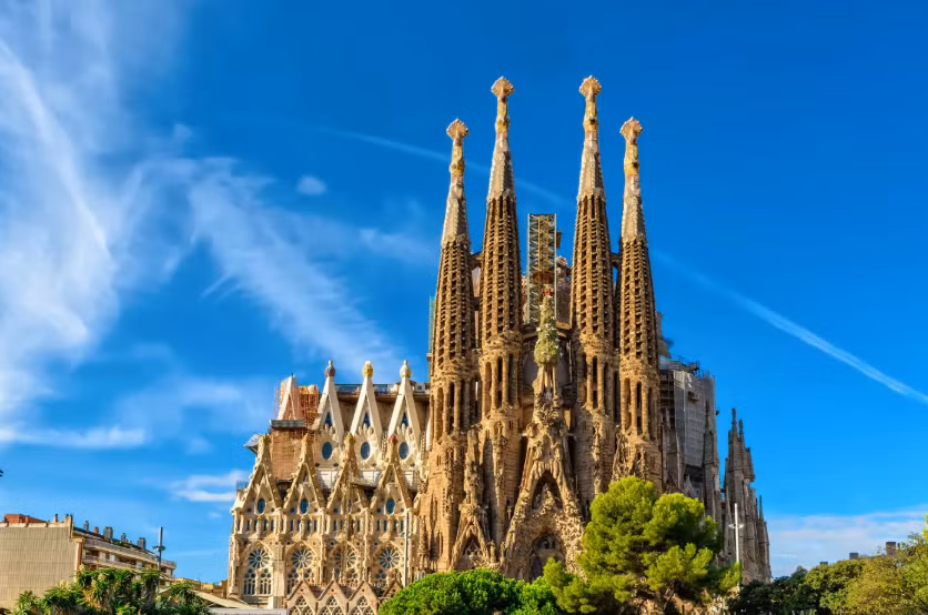 Nhà thờ La Sagrada Familia ở Tây Ban Nha đã được xây dựng trong hơn 100 năm và vẫn chưa hoàn thành. Nằm ở trung tâm Barcelona, nhà thờ này bắt đầu được xây dựng vào năm 1882 và sau nhiều lần trì hoãn, công trình dự kiến được hoàn thành vào năm 2026. Ảnh: Britannica. 