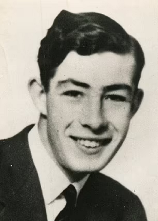 Daily Mail đưa tin, ngày 22/3/1959, Neil Moss (ảnh), sinh viên 20 tuổi của Đại học Oxford, cùng 7 người khác tới hang động Peak Cavern nổi tiếng ở ngoại ô Castleton, Derbyshire (Anh), để khám phá một khe nứt mới bên trong hang động này. (Nguồn ảnh: DM)