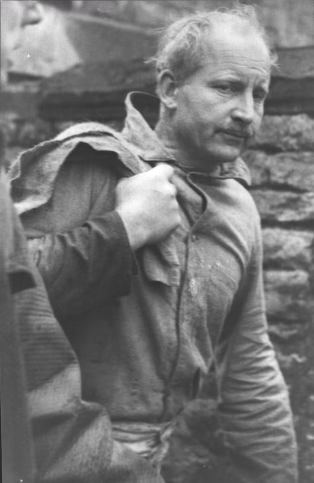 Đến ngày hôm sau, khoảng 36 giờ sau khi bị mắc kẹt, hy vọng Moss được đưa ra ngoài còn sống đã tan biến khi nhà thám hiểm hang động trẻ tuổi bất tỉnh nhiều lần.