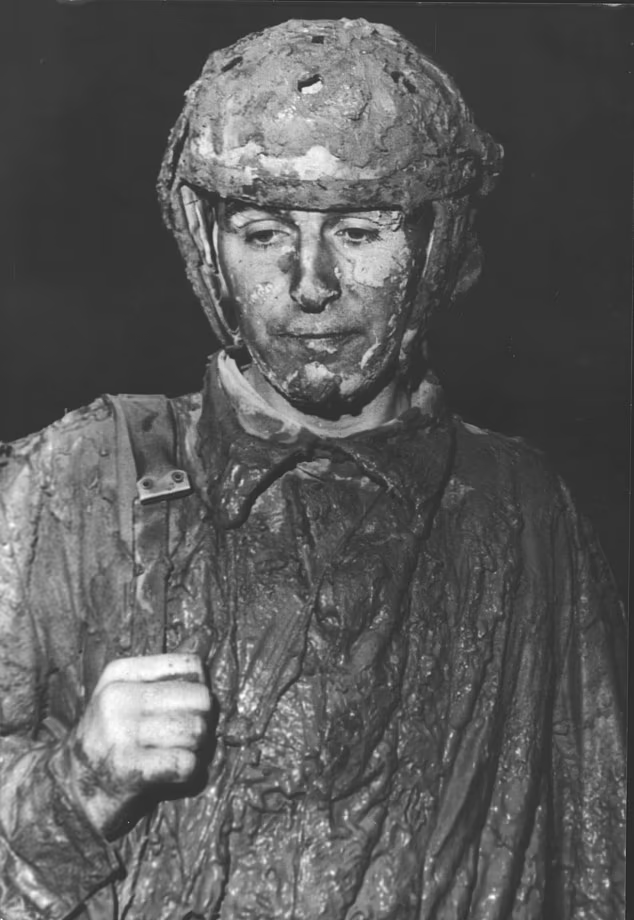 Vào lúc 1h15 phút sáng 23/3, một nhân viên cứu hộ lo lắng nói rằng: "Cậu ấy vẫn nói được nhưng giọng nói rất yếu ớt".