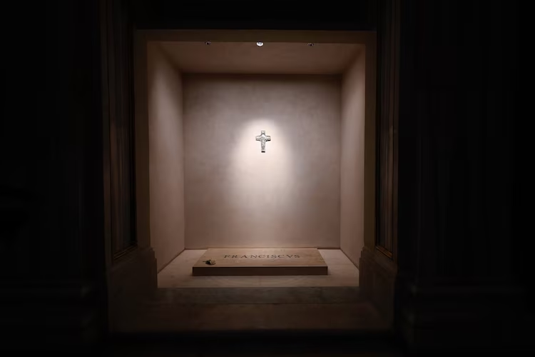 Image hình ảnh hình ảnh hình ảnh Francis - Hình ảnh về ngôi mộ đơn giản của Giáo hoàng Francis