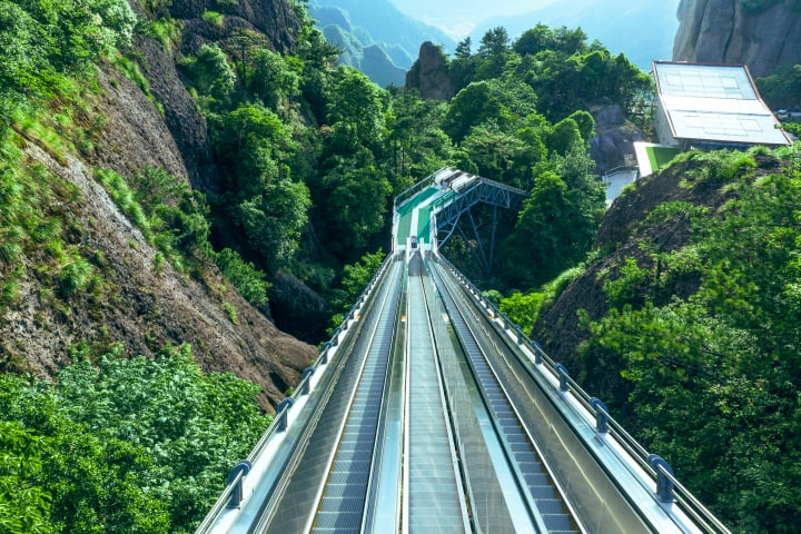 Khu du lich tren nui lap he thong thang cuon “khung” ngoai troi